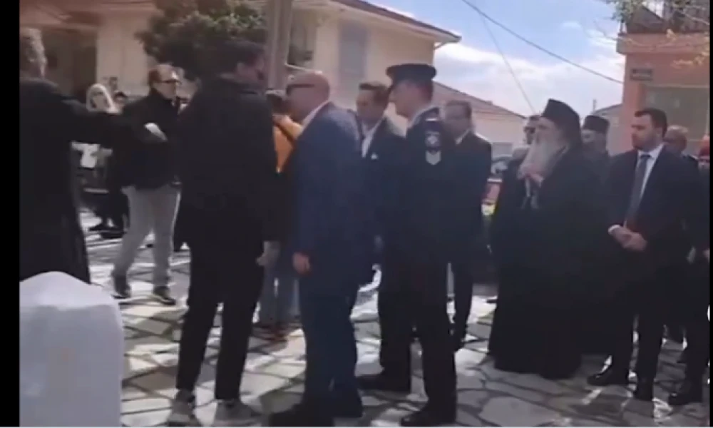Επίθεση με έντονες αποδοκιμασίες δέχτηκε βουλευτής της ΝΔ στην Καλαμπάκα - Προσπάθησαν να τον εμποδίσουν να καταθέσει στεφάνι